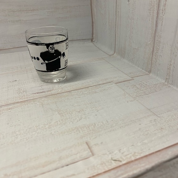 Vintage prohibition shot glass and decanter with federally illegal stamped - Picture 3 of 10
